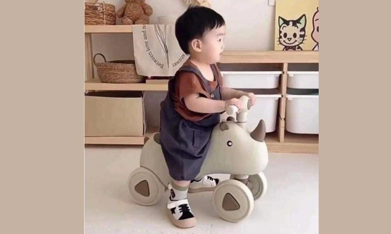 Xe chòi chân tê giác cho bé 1-3 tuổi