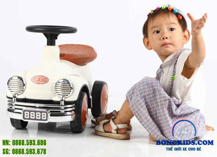 Xe chòi chân ô tô cho bé 8888