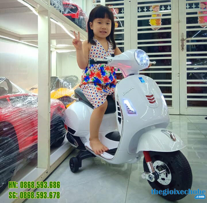 Xe máy điện trẻ em Vespa Q618 màu trắng
