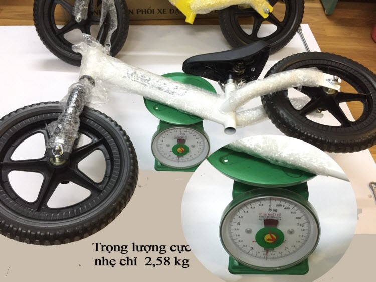 Xe thăng bằng cho bé Tooti Pro có trọng lượng nhẹ dễ dàng di chuyển mang vác