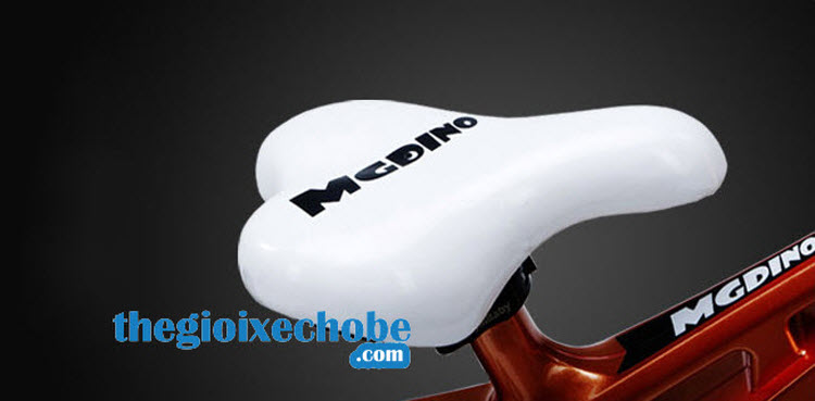 Yên xe mèm mại ,diều chỉnh theo chiều cao của trẻ