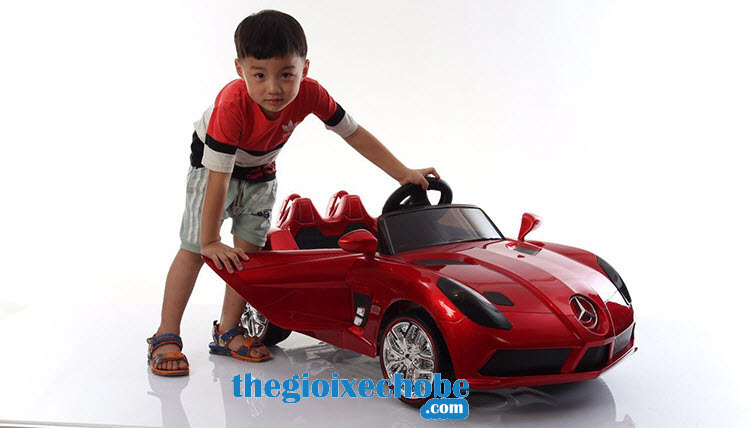 Xe ô tô điện trẻ em OZB-8888 có thiết kế cánh cửa mở ngang
