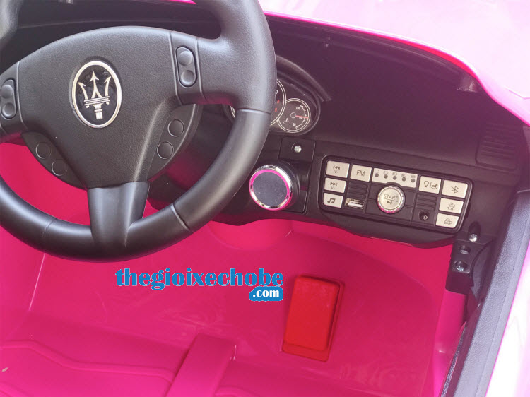 Chân ga và hệ thống điều khiển của xe ô tô điện trẻ em Maserati S-302